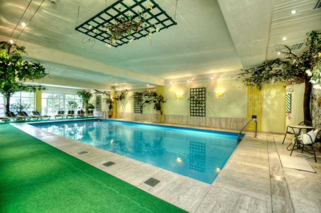 Hotel mit Pool